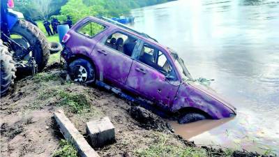 Los agentes de la Atic inspeccionaron los carros de José Sosa y escolta que fueron hallados hundidos en el río Ulúa.