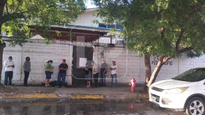 Vecinos del barrio Medina, de San Pedro Sula, comienzan a acudir al centro de votación Escuela Pedro Nufio.