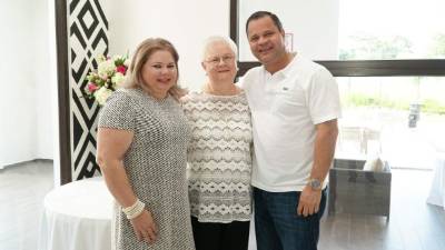 Wendy Hall, la festejada María Elena Micheletti y William Hall