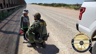 Agentes de la Patrulla Fronteriza de EEUU encontraron al menor cerca del muro en la frontera con México.