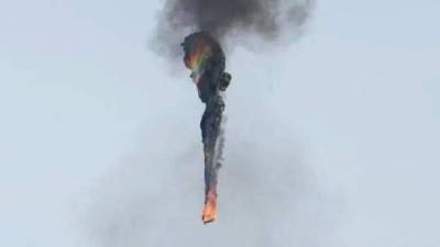 Al parecer la aeronave se incendió, como sugiere la imagen que circula en los medios en relación con el incidente.