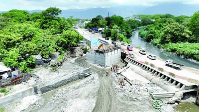 <b>Actualmente el consorcio Siglo 21 construye el puente en el tramo SPS-Jucutuma, pero los más de 2,000 pobladores piden la construcción del bulevar.</b>