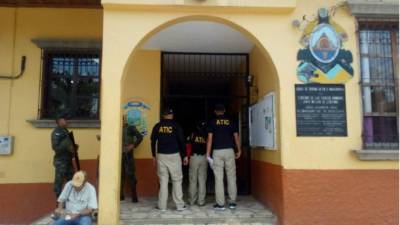 Agentes de la Atic durante su visita a la Alcaldía de Copán Ruinas.