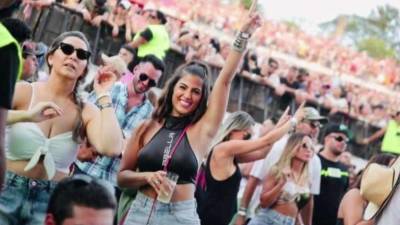 La última imagen de Vita Aranda en el festival donde fue asesinada.