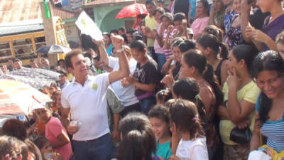 Salvador Nasralla saluda a sus simpatizantes en un mitín político en Puerto Cortés, en el norte de Honduras.