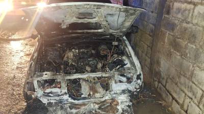 Así quedó el vehículo en el que se transportaba el agente de la Policía Nacional.