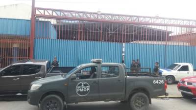 El operativo se desarrolla en las bodegas de 'Estio y deportes La Roca' en San Pedro Sula.