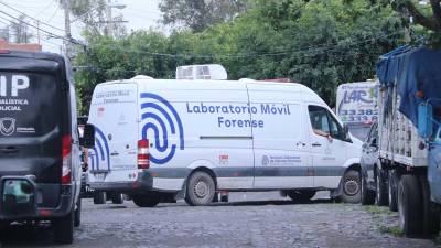 Elementos policíacos de los tres órdenes de gobierno acudieron al lugar para iniciar las indagaciones correspondientes y hacer el levantamiento del cuerpo.