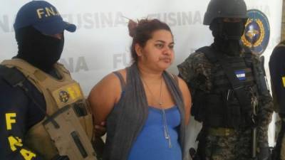 La mujer mientras era presentada en la ciudad de San Pedro Sula, después de ser detenida.