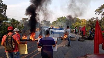 Simpatizante de Libre se tomaron la carretera CA-13 en La Ceiba.