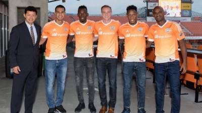 Cabrera junto a los hondureños y el resto de fichajes presentados ayer por el club naranja. Foto Tomado Houston Dynamo.