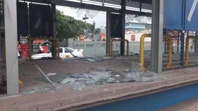 En Tegucigalpa, los vidrios de Trans 450 fueron destrozados. Está cerrado el paso por el bulevar Fuerzas Armadas y hay problemas de circulación en el Anillo Periférico, bulevar Centroamérica.