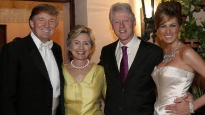 La última vez que Trump y Clinton comparecieron en público fue hace 11 años, para la boda del magnate. Hoy se vuelven a ver las caras en un escenario totalmente diferente.