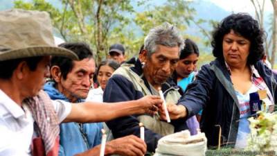 Los líderes lencas exigirán el respeto a sus territorios y recordarán la labor de la asesinada ambientalista Berta Cáceres (derecha).