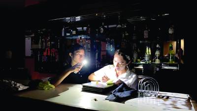 Negocios en Ocotepeque atienden a clientes “a oscuras”.