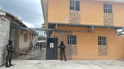 Policía Militar en los fuertes allanamientos en las colonias Río de Piedra, Montefresco y la Moderna de San Pedro Sula.