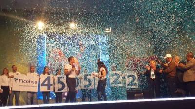 Ejecutivos de la Fundación Teletón, encabezados por su presidente, Rafael Ferrari, reciben el donativo de 4,505,322 millones de lempiras de Grupo Ficohsa que permitió superar la meta de 50 millones de la edición 2014, que alcanzó los 54,731,245 lempiras.