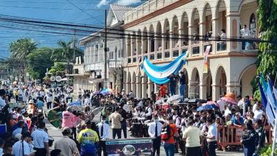Con derroche de civismo colegios ceibeños honran a Honduras
