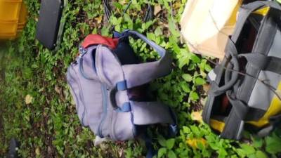 Unas mochilas y varias herramientas de trabajo quedaron cerca de los cuerpos.