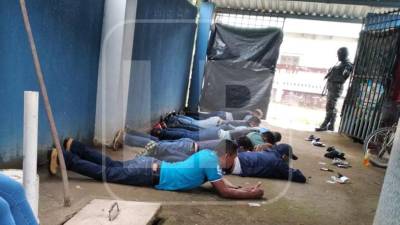 También decomisaron cinco vehículos, cuatro pistolas y un fusil.