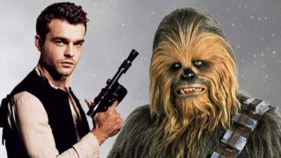 Alden Ehrenreich y Joonas Suotamo en su papel de Chewbacca.