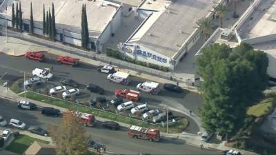 Al menos siete personas fueron alcanzadas por disparos el jueves tras la irrupción de un pistolero en una escuela secundaria situada al norte de Los Ángeles, reportaron la alcaldía y medios locales.