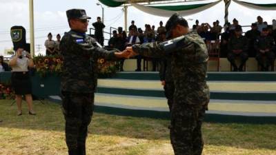 El teniente coronel Othoniel Gross recibe el bastón de mando de su similar Víctor Alonso Ponce.