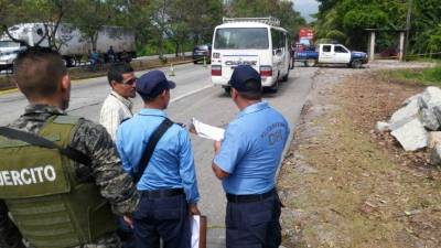 Las autoridades policiales llegaron para custodiar la escena del crimen.