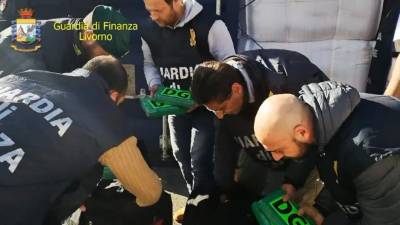 Las autoridades italianas decomisaron el cargamento de café con cocaína.