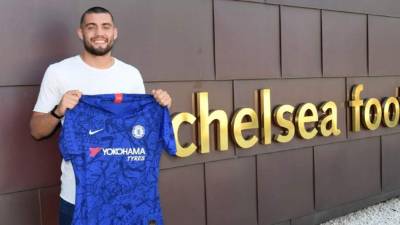 Kovacic posa con la nueva camiseta del Chelsea .