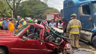 El pick up rojo quedó destruido por la tarde de atrás.