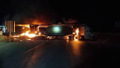 Grupos criminales quemaron varios vehículos en las principales calles y avenidas de Zacatecas en una violenta jornada.