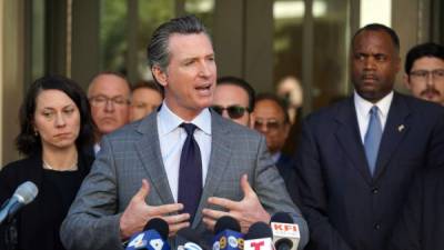 Newsom realizó una visita de tres días a El Salvador donde estudió las causas de la migración centroamericana./AFP archivo.