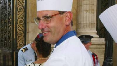 Walter se convirtió en el chef principal de la Casa Blanca, donde por 11 años preparó los alimentos diarios y las cenas de estado para la familia Clinton y los Bush.