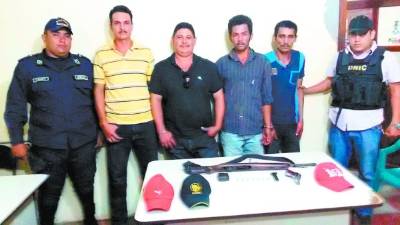 Supuestos integrantes de la banda 'El Joco' en El Paraíso.