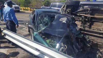 El carro Honda quedó prácticamente destruido de la parte frontal.