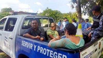 La Policía de El Progreso, Yoro, trasladó a los detenidos junto con el carro y la pistola que les decomisaron.