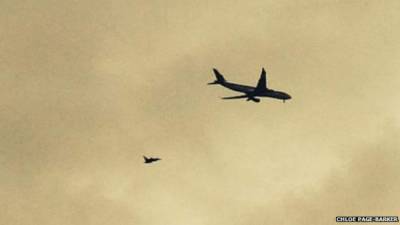 El avión de Qatar airways escoltado por un caza aterrizó en Manchester.