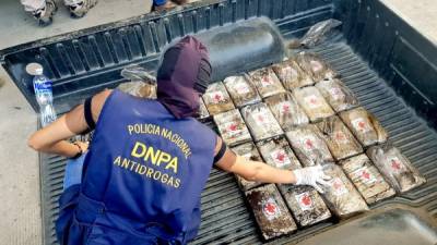 Los antidrogas hallaron parte de la cocaína en un depósito del camión y otra cantidad en una finca en la aldea Potrerillos.