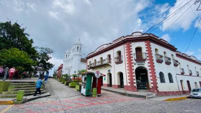 La iglesia catedral y el edificio de la familia Handal son parte del centro histórico de Santa Rosa de Copán, en el occidente de Honduras.