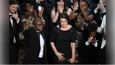 En medio de la confusión Moonlight, una película hecha con un presupuesto de menos de 5 millones de dólares y un elenco negro recibió el premio más importante de la noche.