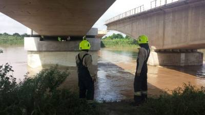 Los bomberos se mantienen alerta en el monitoreo del río Ulúa en El Progreso.