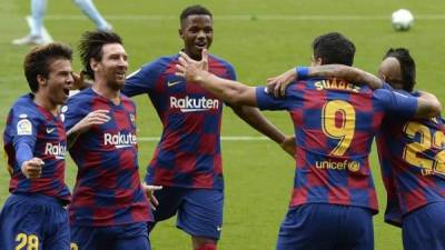 Jugadores del FC Barcelona festejaron por todo lo alto el gol de Suárez. Foto EFE.