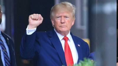 Trump busca defenderse tras el hallazgo de documentos clasificados en su mansión de Florida.