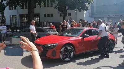 Video: Aficionados del Bayern Múnich despidieron con un “Hala Madrid” a Lewandowski y así reaccionó el polaco