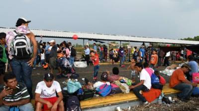 Los migrantes esperan en Tecún Uman cruzar a México, pese a los fuertes operativos de las autoridades contra los indocumentados.