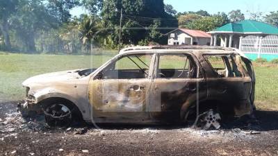 Una camioneta quemada cerca del ataque armado.