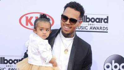 Chris Brown con su pequeña hija Royalty.