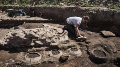 Los arqueólogos trabajan en un mosaico en el sitio recién encontrado en Sainte-Colombe, cerca de Viena, Francia, descrito como ‘pequeña Pompeya’, el 31 de julio de 2017. Foto Afp