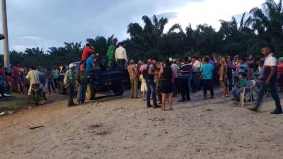 Los campesinos no dejan salir al personal que ahí labora.